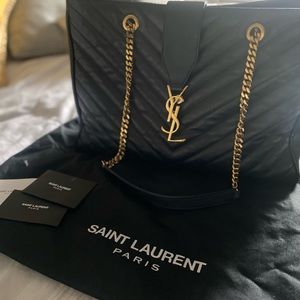 Selling this beautiful classy YSL bag! Bag is in excellent condition!